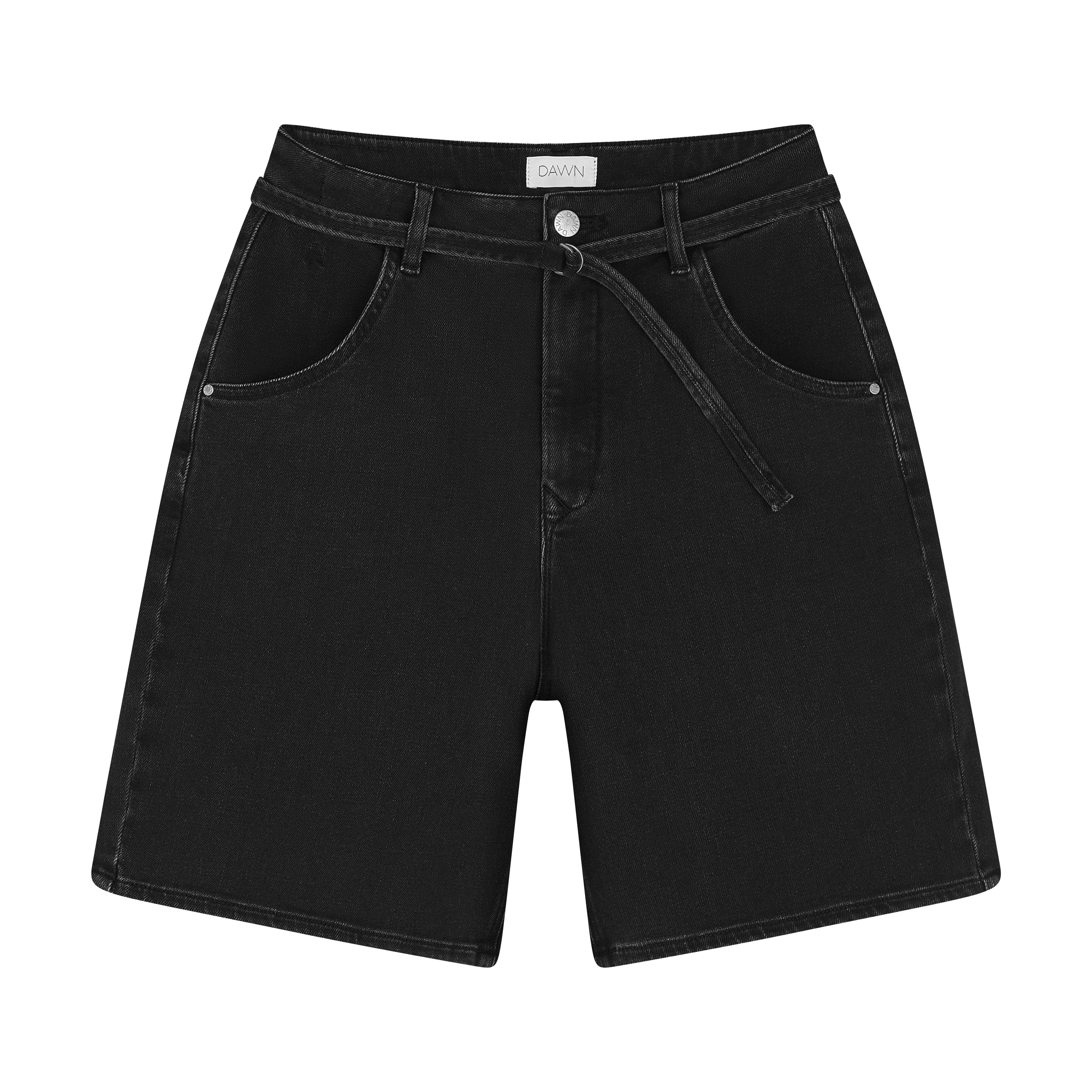 Schwarze BLINKY Soft Denim Shorts mit hohem Taillenbund, weiterem Schnitt, abgerundeten Vordertaschen und Gürtel.