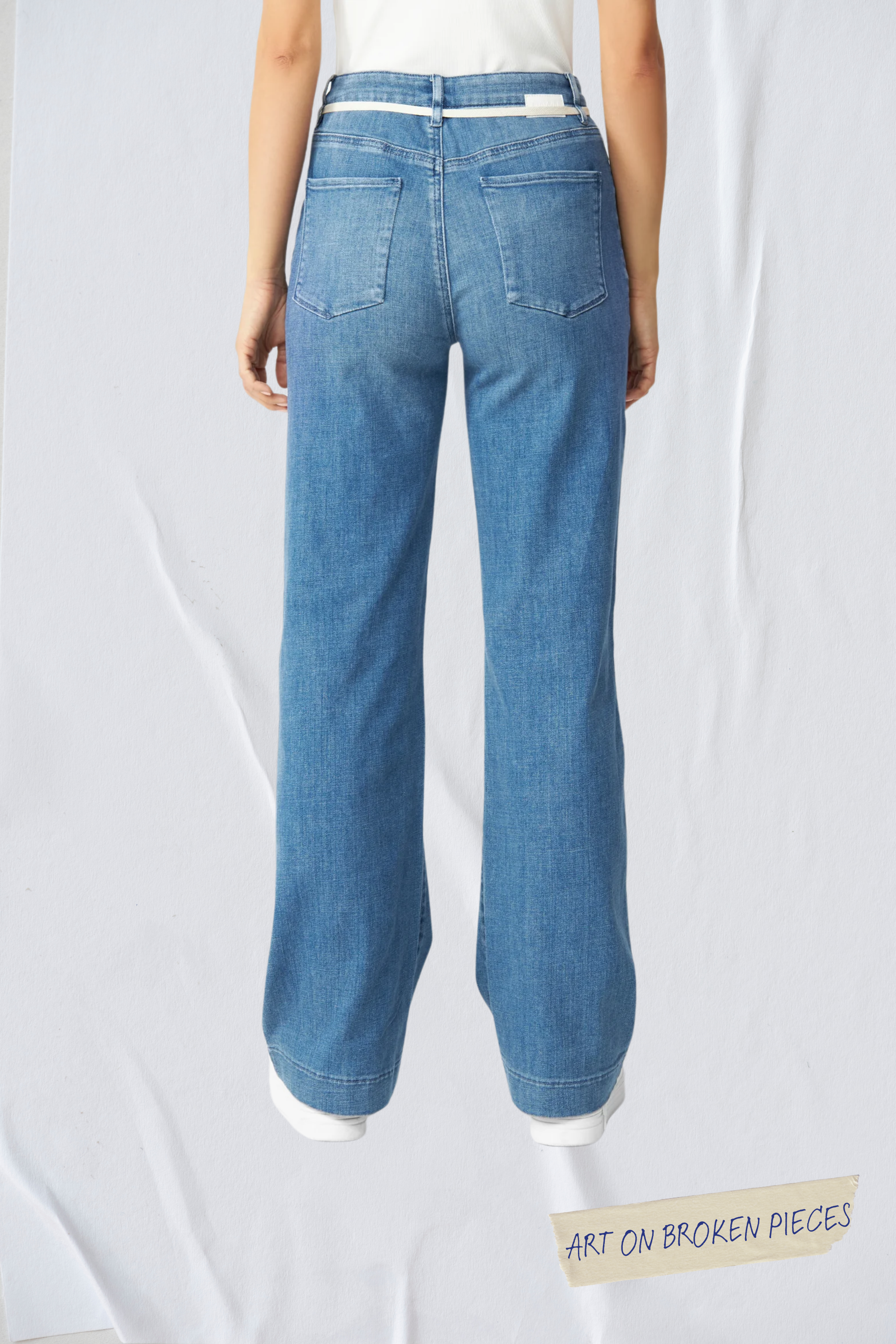 Rückenansicht einer DEW Flared Cropped Soft Denim in Medium Blue, hohe Taille, ausgestelltes Bein, französische Taschen – Art on Broken Pieces.