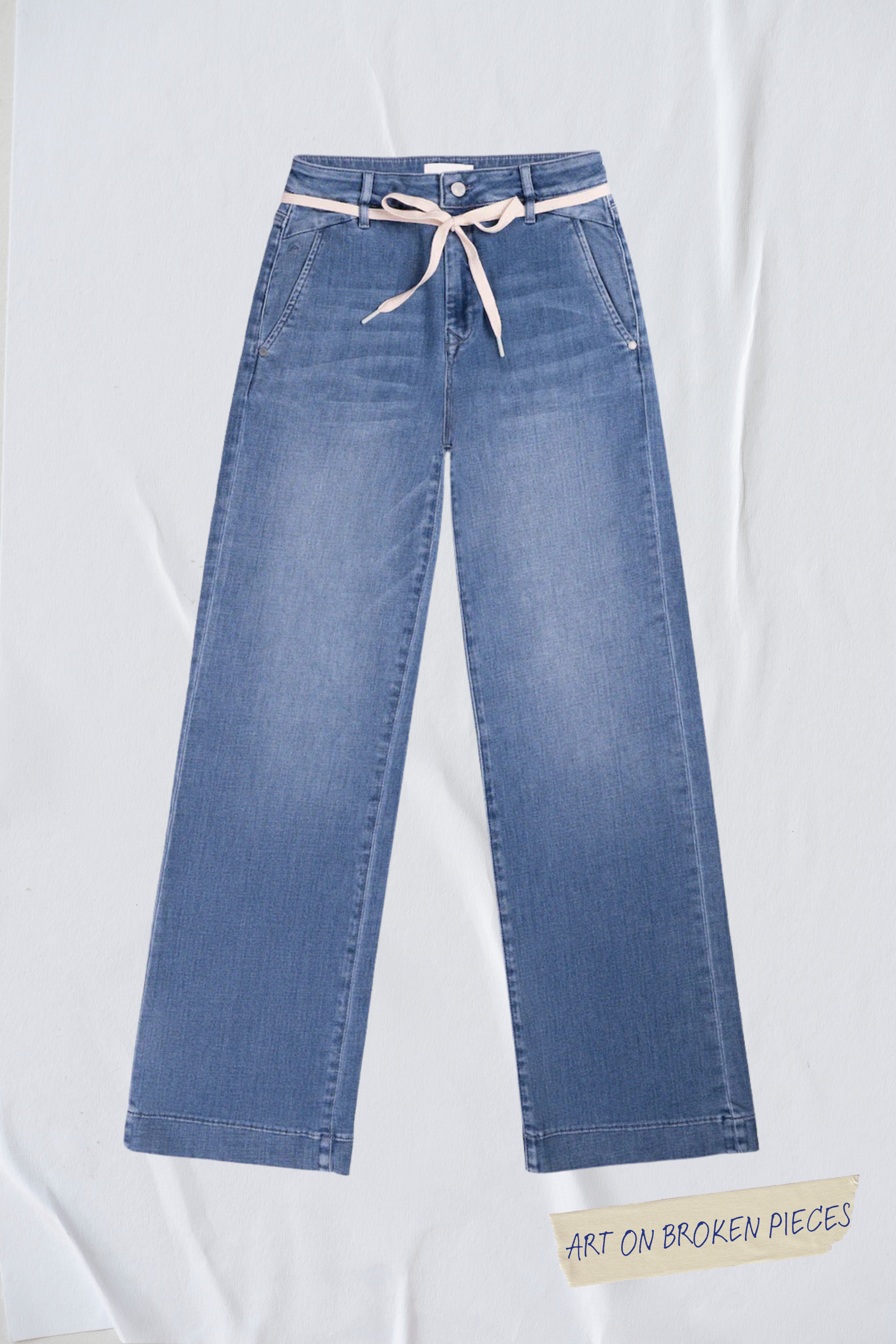 DEW Cropped Flared Jeans in Blau, hohe Taille, ausgestelltes Bein, cremefarbenes Gürtelband – Art on Broken Pieces.
