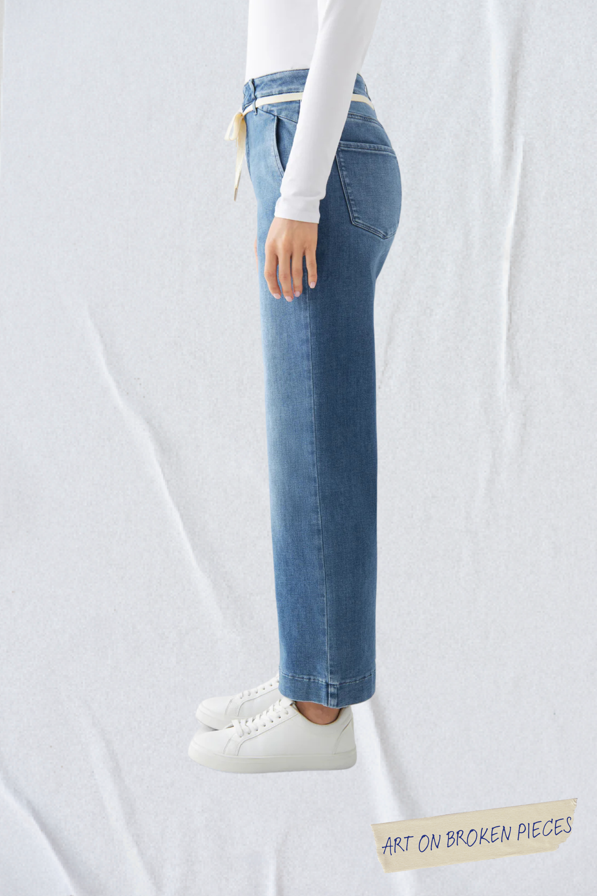 DEW Cropped Flared Denim in Medium Blue mit französischen Taschen, hoher Taille und ausgestelltem Bein – Art on Broken Pieces Limited Edition.