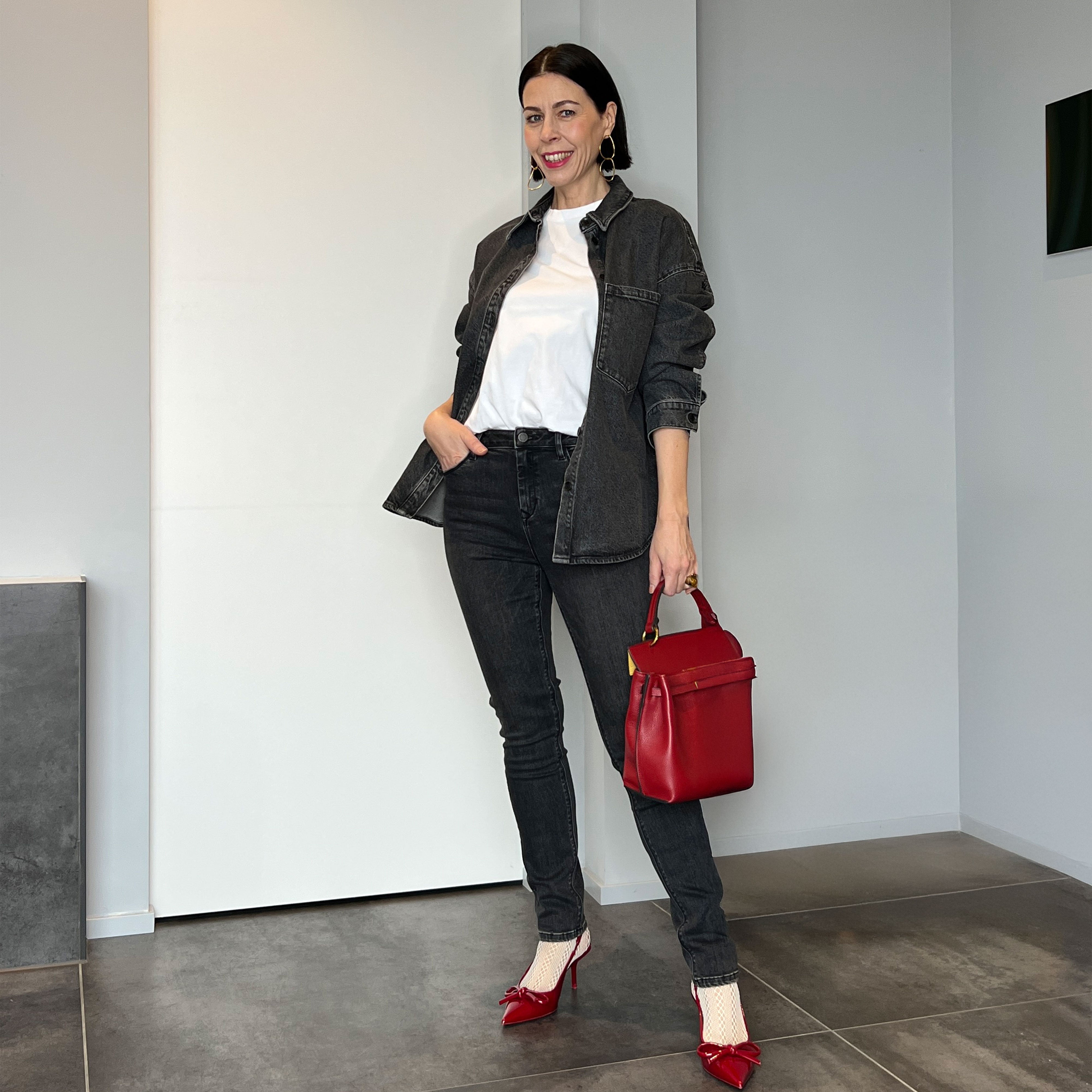 Skinny Jeans SUN UP in Black Denim, Powerstretch, mittelhoch sitzend, figurnah, mit Taschen-Details.