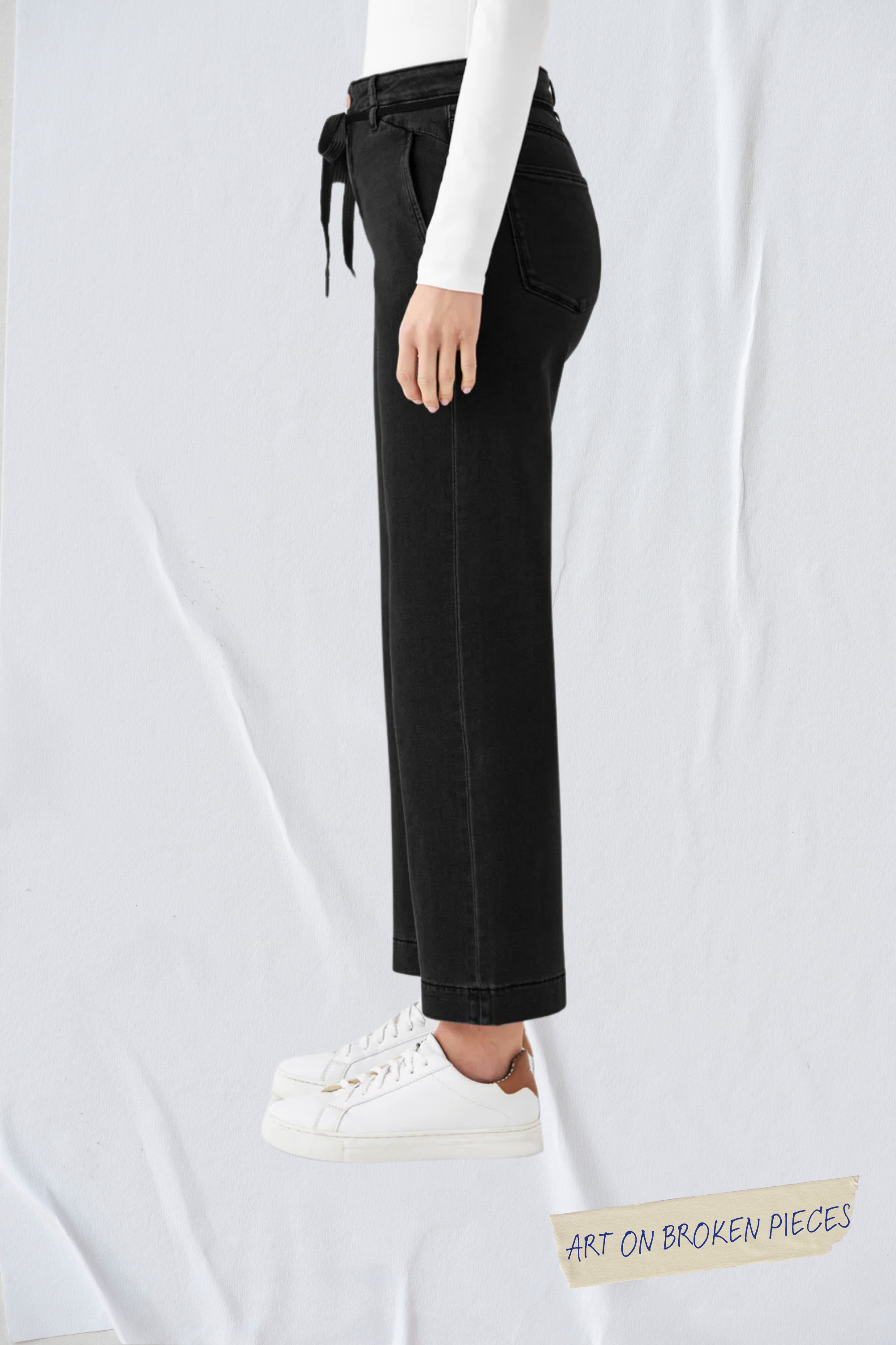 Limitierte schwarze Cropped Flared Jeans aus Organic Soft Denim; hoch tailliert, Seitenansicht, Art on Broken Pieces Logo.
