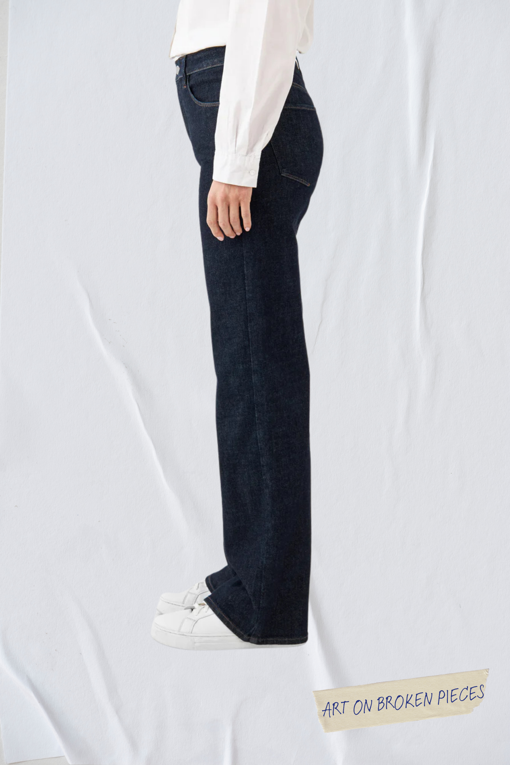 Seitliche Ansicht der DEW Classic Flared Jeans in Raw Blue, High-Waist, ausgestelltes Bein aus Organic Soft Denim.
