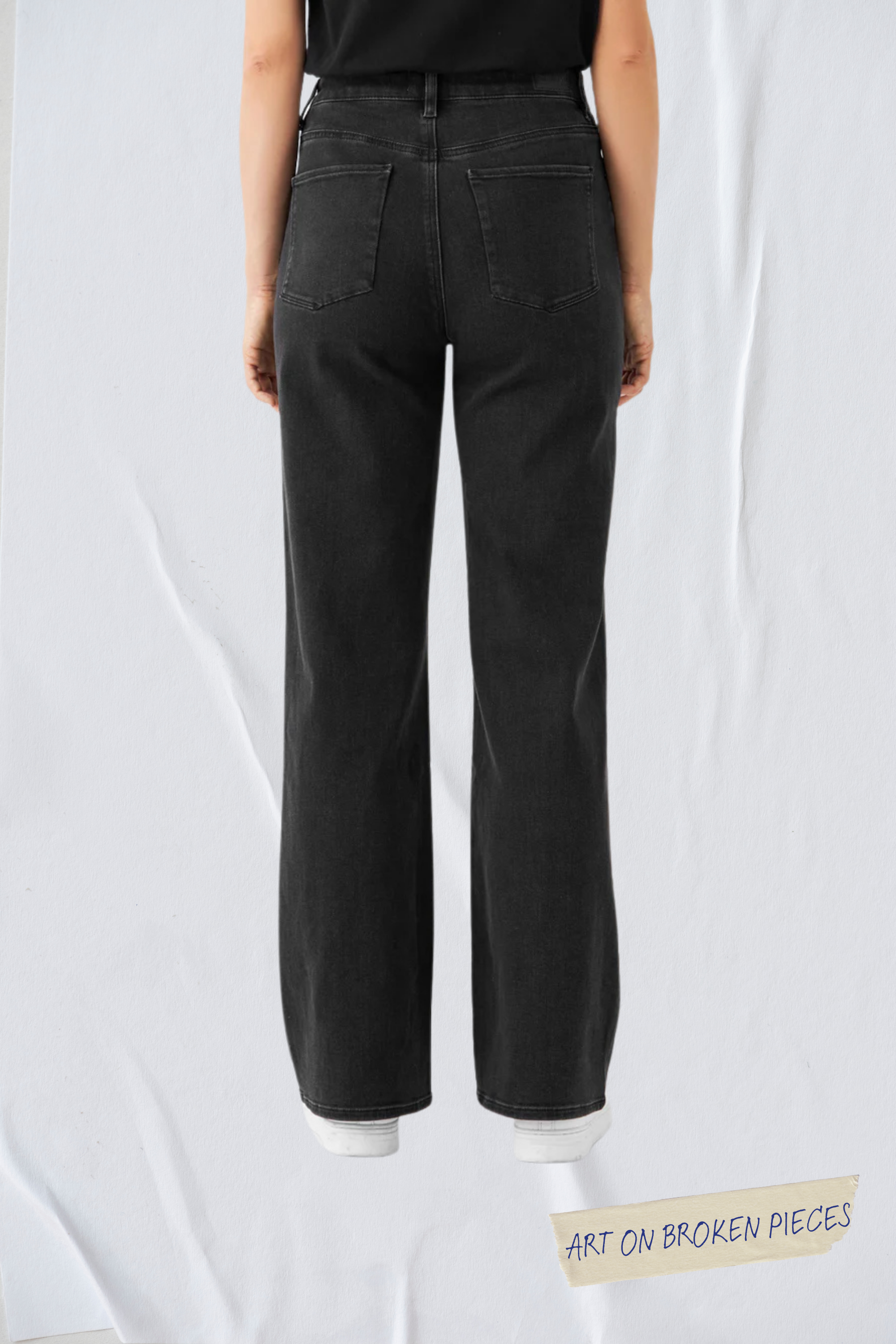 Schwarze DEW Classic Flared-Jeans, hoch tailliert, ausgestelltes Bein, Rückansicht mit zwei Gesäßtaschen.