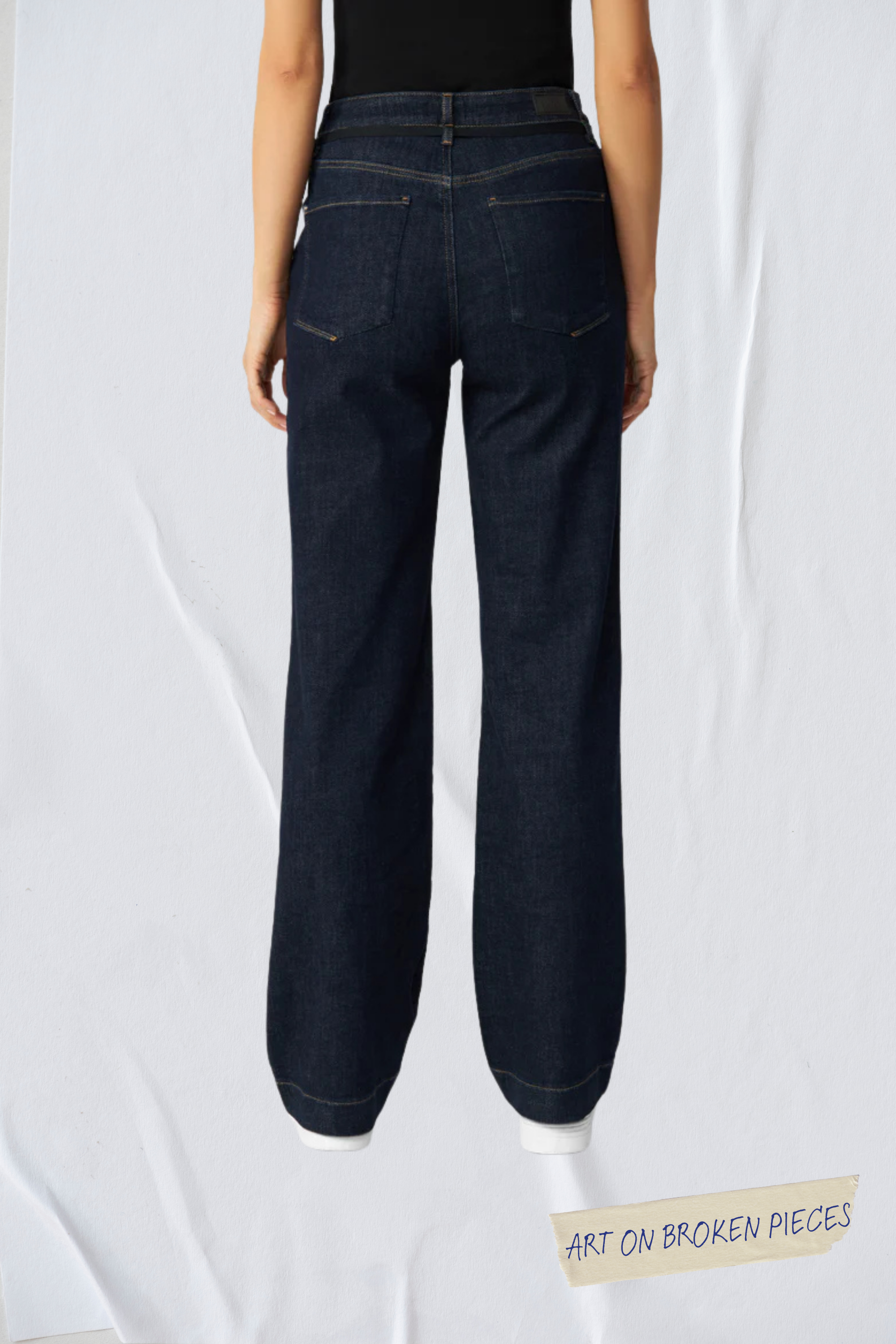 Rückansicht der DEW Flared Soft Denim Jeans in Raw Blue: hoher Taillenbund, ausgestelltes Bein, zwei Gesäßtaschen.