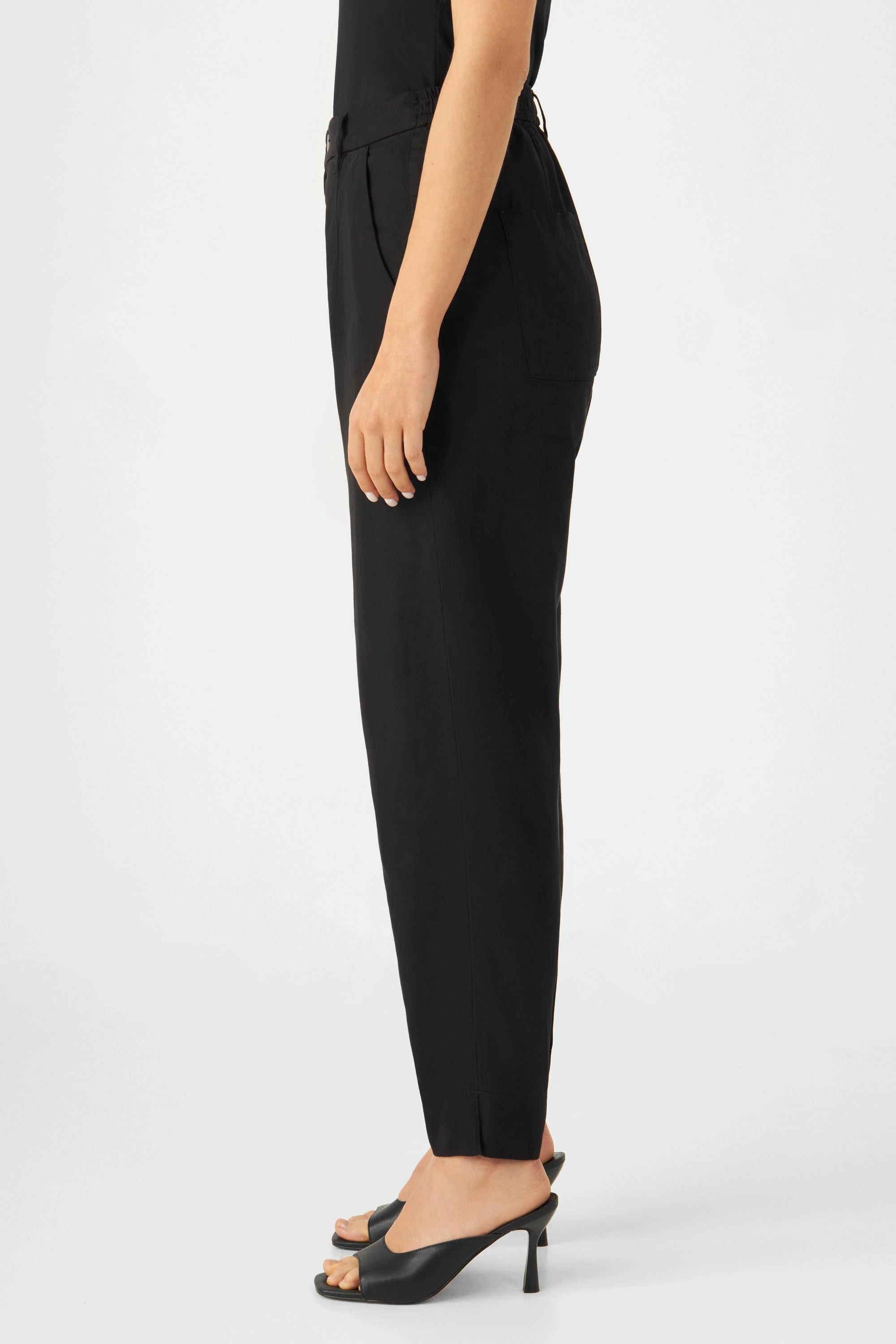 Schwarzer SUNSHINE Tapered Tencel Jogger in Midnight Black, Seitenansicht, mittlere Taille, lockere Passform über Hüften/Oberschenkel, zum Saum hin schmal.