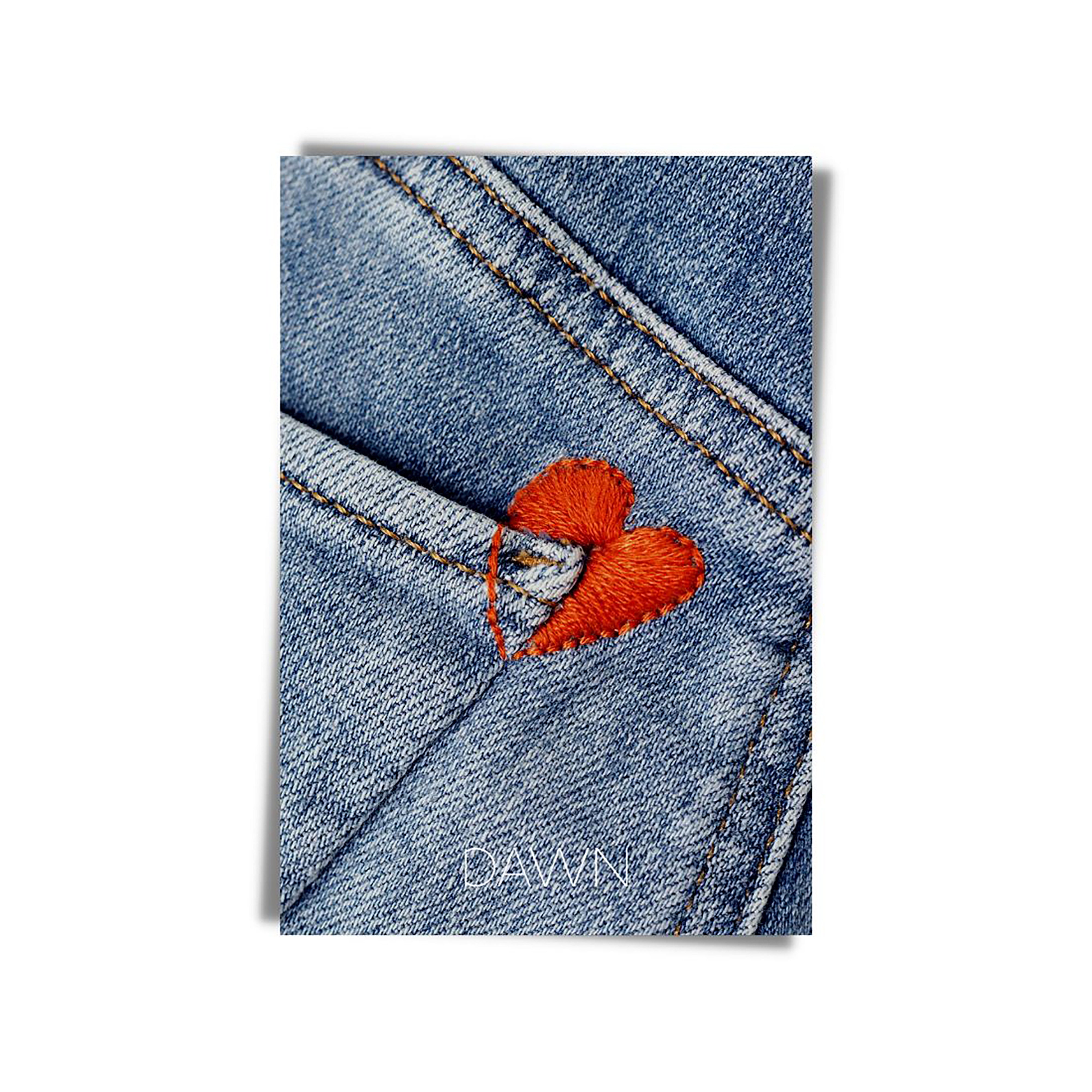 Geschenkgutschein-Karte mit Denim-Optik, rotes Herz-Stickdetail an einer Hosentaschennaht, DAWN-Logo unten.
