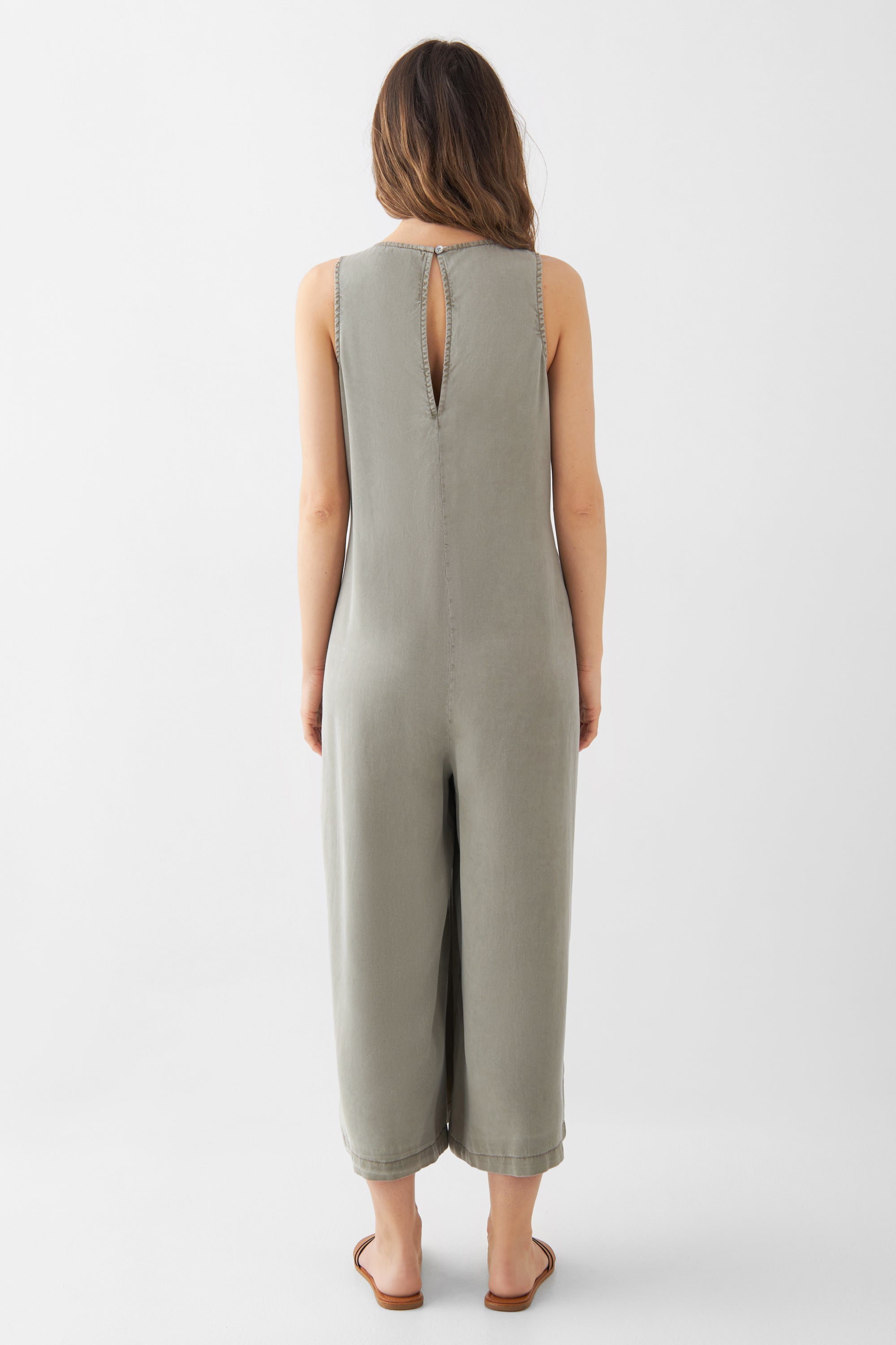 MOONLIGHT Overall in Olive, Rückenansicht: ärmelloser Jumpsuit mit gekürzter Beinlänge und weitem Bein; Rückenausschnitt mit kleinem Knopf am Nacken.