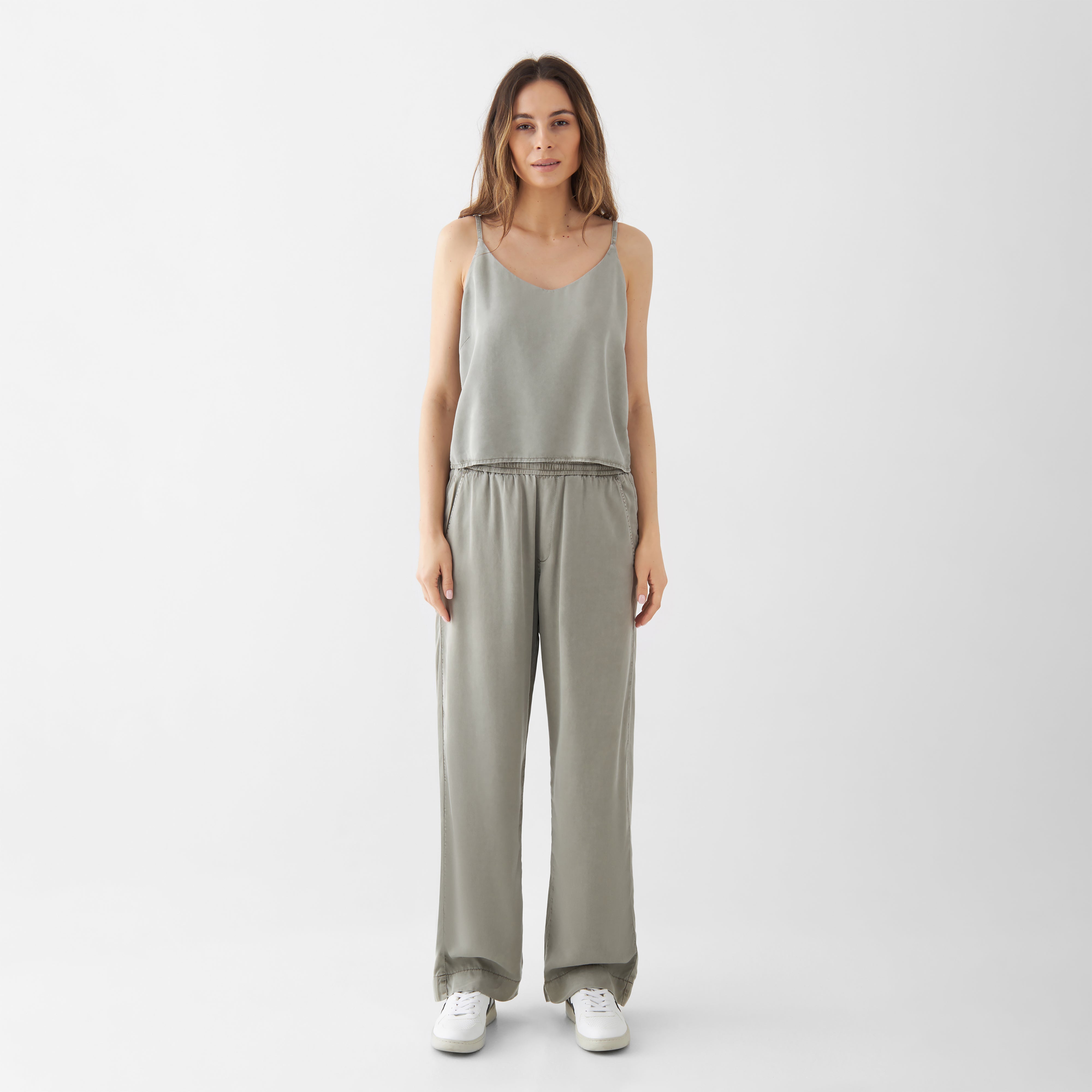 Rock Olive RAY Pants aus Soft Tencel: lange, gerade Passform mit elastischem Mid-Waist-Bund und verstellbarer Beinöffnung.