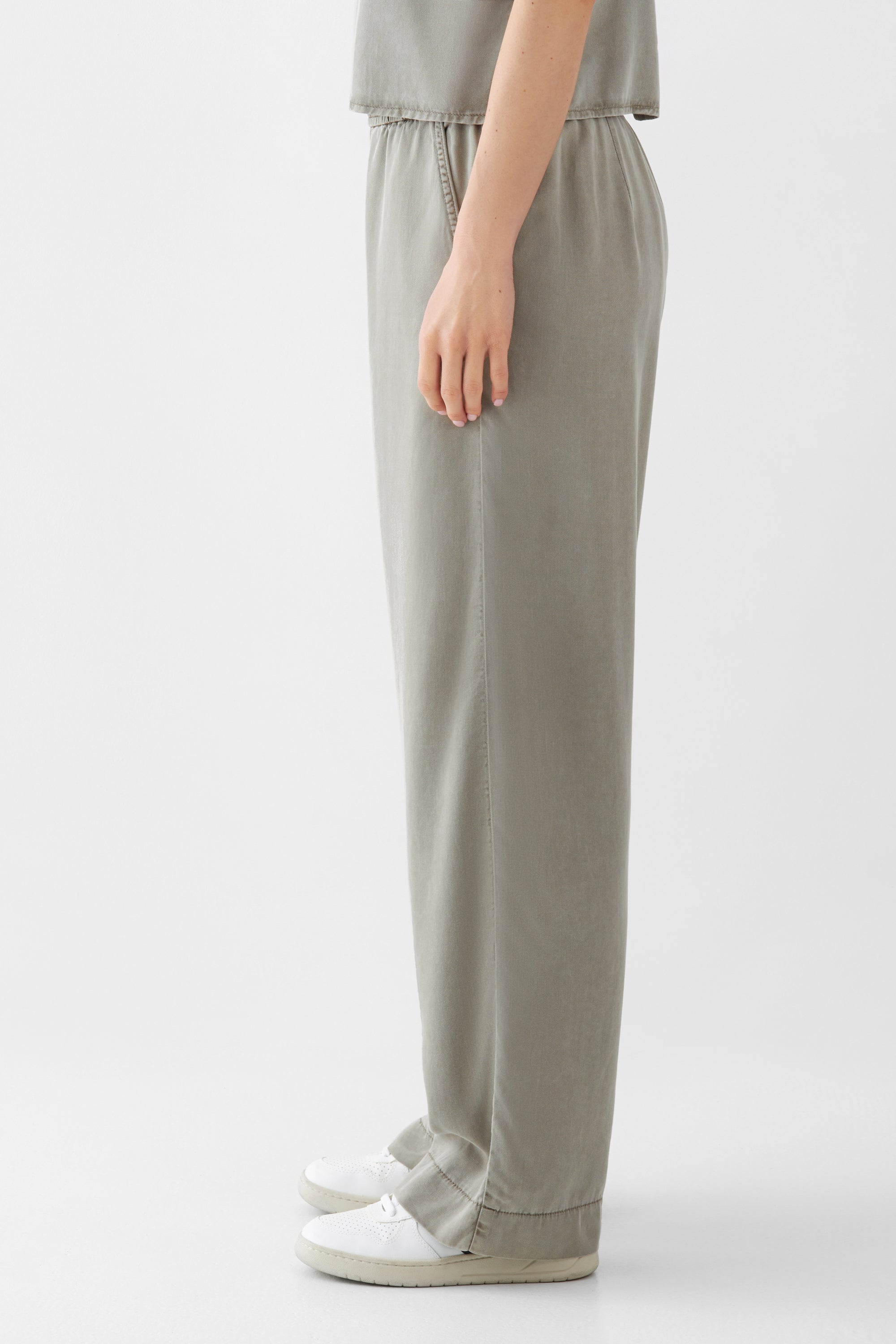 RAY Easy On Tencel Pants in Rock Olive, seitliche Ansicht: lange, gerade Passform mit elastischem Mid-Waist-Bund und verstellbarer Beinöffnung aus Soft Tencel.